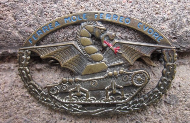  Italian WWII Tank Badge, 'Ferrea Mole, Ferreo Cuore' — image 2