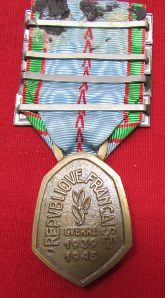  French WWII Commemorative War Medal 1939-1945 With Four Clasps — image 5