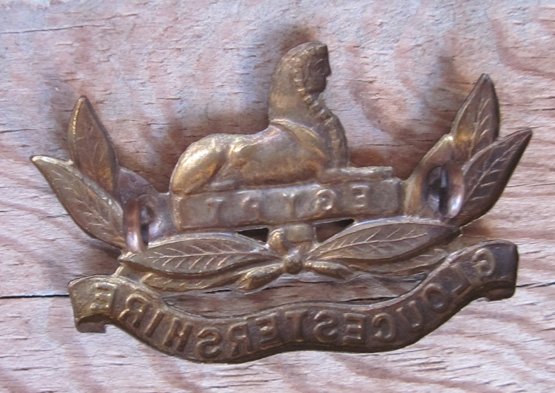  British WWI-WWII Gloucestershire Regiment Cap Badge — image 3