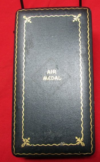  US WWII Slot Brooch Air Medal, Cased, Complete, 3 Oak Leaves — image 2