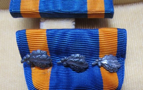  US WWII Slot Brooch Air Medal, Cased, Complete, 3 Oak Leaves — image 4