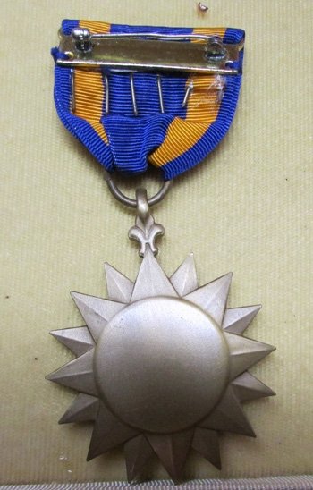  US WWII Slot Brooch Air Medal, Cased, Complete, 3 Oak Leaves — image 5