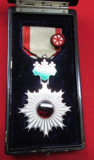  Japanese WWII Order of the Rising Sun, 6th Class, Cased — image 3