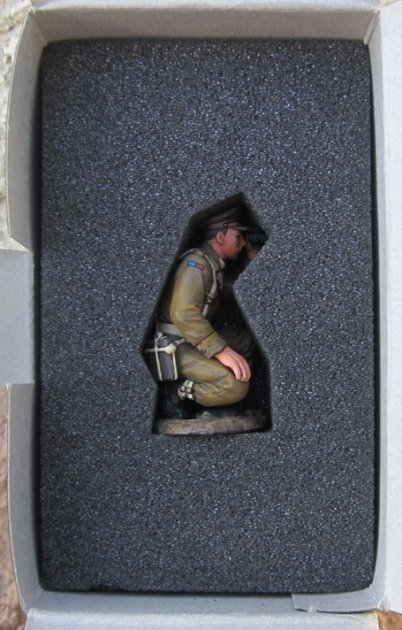  King & Country, FOB024, British Officer Kneeling, Retired — image 3