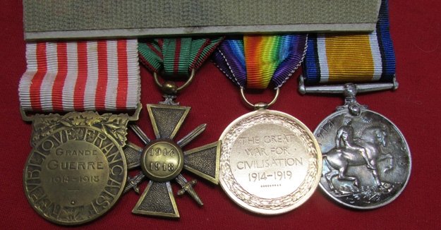  British WWI, Four Place Medal Bar. C. DE B. Green — image 3