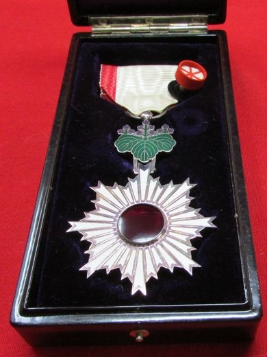  Japanese Order of the Rising Sun, 6th Class, Cased — image 2