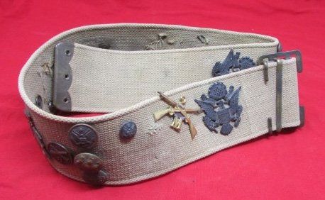  British WWI Hate Belt, M.W. 1915 Marked Belt, 27 Pieces of Insignia — image 2