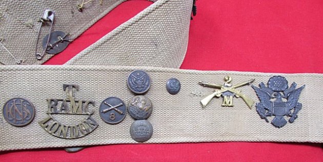  British WWI Hate Belt, M.W. 1915 Marked Belt, 27 Pieces of Insignia — image 3