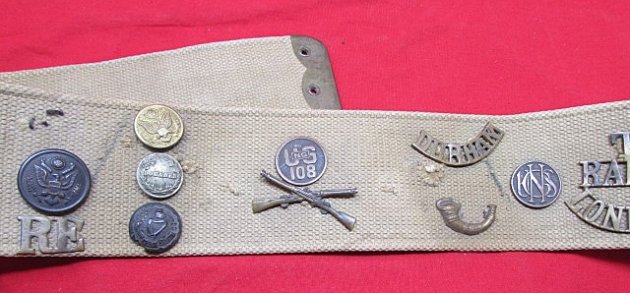  British WWI Hate Belt, M.W. 1915 Marked Belt, 27 Pieces of Insignia — image 4