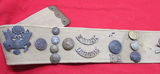  British WWI Hate Belt, M.W. 1915 Marked Belt, 27 Pieces of Insignia — image 5