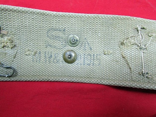  British WWI Hate Belt, M.W. 1915 Marked Belt, 27 Pieces of Insignia — image 6