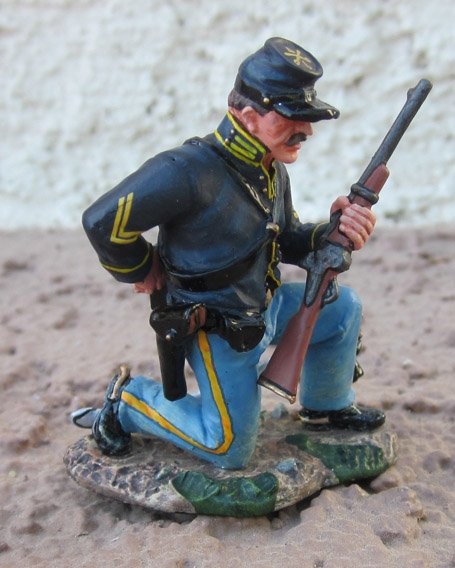  King & Country, CW064, Union Trooper Reloading, Retired, Boxed — image 2