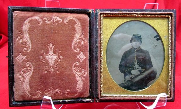  US Civil War 1/6 Plate Tintype, Seated Union Cavalryman, Full Case — image 5