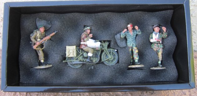  King & Country, DD58, Taking Prisoners, 4 Figures, Retired, Boxed — image 3
