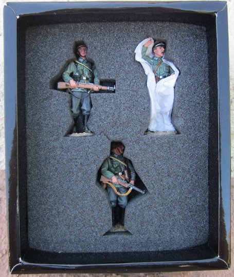  King & Country, WWII German Polizei in Action, (3 figures) FOB044, Retired — image 3
