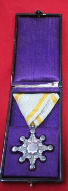  Japanese WWII Order of the Sacred Treasure 7th Class, Cased — image 2