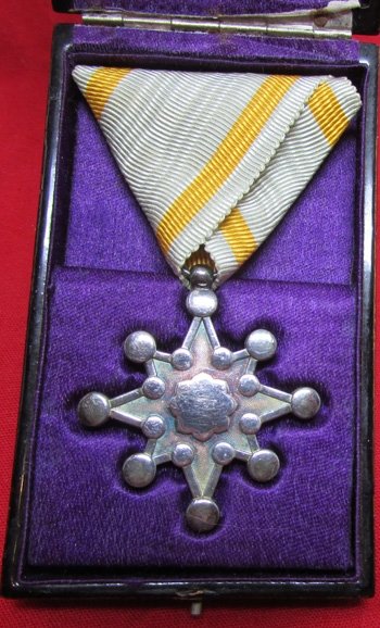  Japanese WWII Order of the Sacred Treasure 7th Class, Cased — image 3