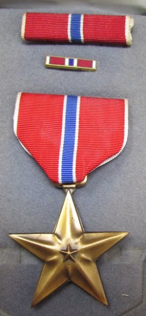  US Cold War Era Bronze Star, Cased — image 2