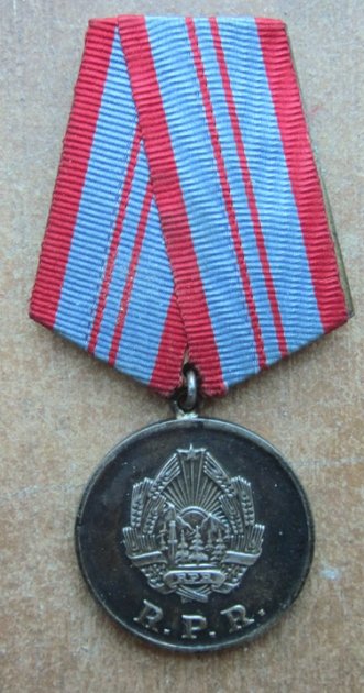  Romania, Communist Era, RSR Medal for Outstanding Achievement in Defense of Social Order & State, Silver — image 2