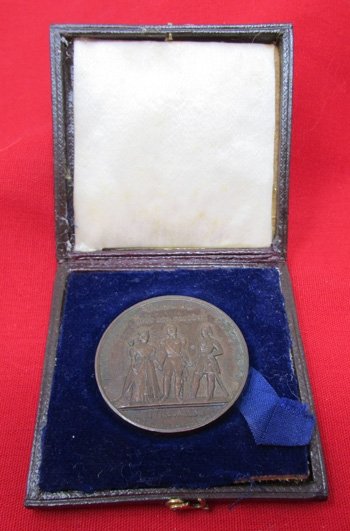 French, Crimean War, Cased Bronze Medal, Napoleon, Queen Victoria & The Sultan of Turkey — image 2