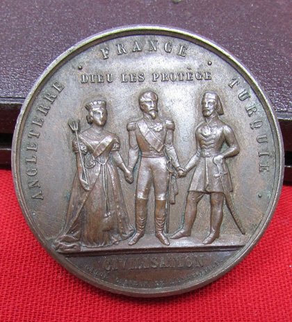  French, Crimean War, Cased Bronze Medal, Napoleon, Queen Victoria & The Sultan of Turkey — image 3
