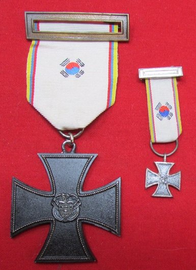  Colombia, Korean War, Distinguished Service Medal & Miniature, Cruz de Hierro — image 2