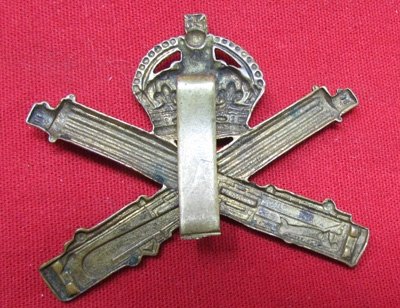  British WWI Machine Gun Service Cap Badge — image 3