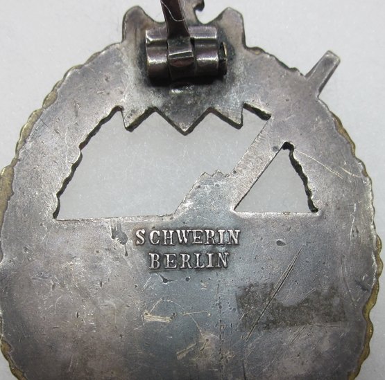  German WWII Kriegsmarine Coastal Artillery Badge, Schwerin, Missing Catch — image 4
