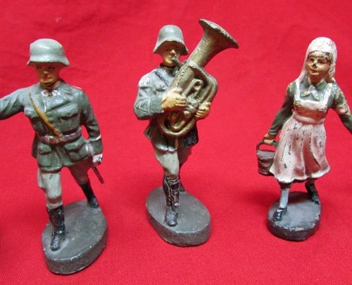  German WWII Elastolin Soldier Lot, 7 Assorted Figures — image 4
