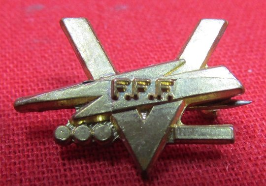  US WWII FFF Victory Pin, Maker Marked — image 2