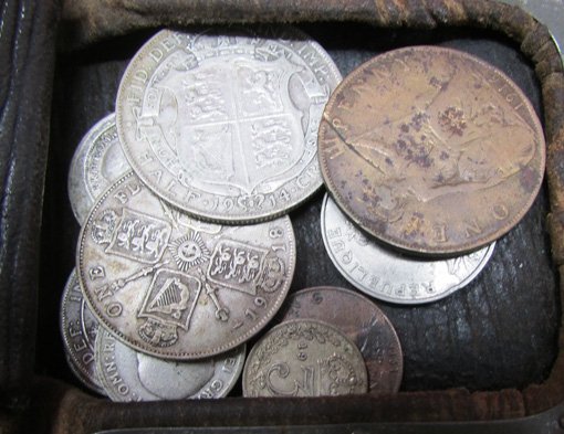  British WWI Leather Coin Purse with 11 Coins, Copper & Silver — image 3