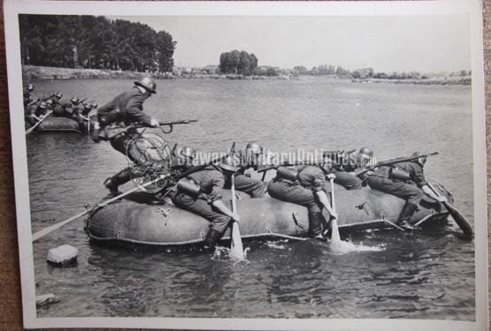  German WWII Patriotic Postcard, Unsere Waffen-SS Series, Mit Flossacken Uber Den Fluss — image 2