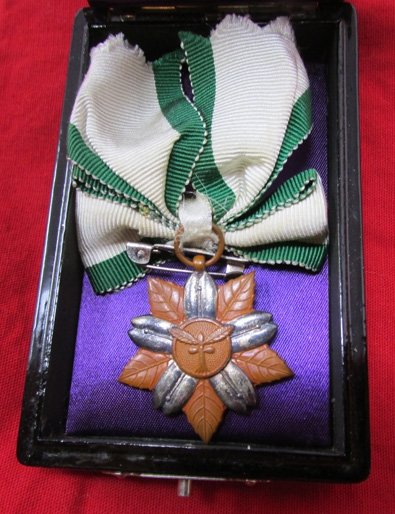  Japanese Post WWII Zen-Ko Association Ladies Cased Medal — image 3