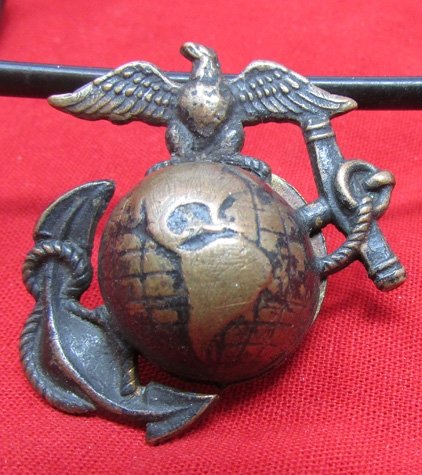  US WWI USMC Darkened Bronze Enlisted Hat (Helmet) Device — image 2