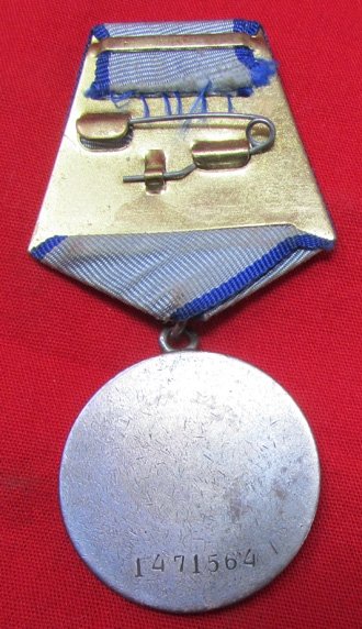  Soviet WWII Medal For Valor, Silver, 1471564, 1944 Era — image 3
