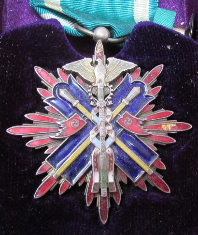  Japanese WWII Order of the Golden Kite, 5th Class, Cased — image 3