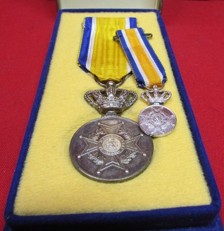  Dutch Post WWII, Silver Medal & Miniature, Order of Orange-Nassau, Boxed — image 4