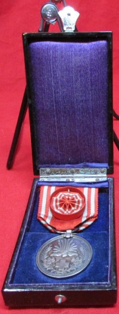  Japanese Showa Era Red Cross Membership Medal, Silver, Cased — image 3