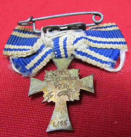  German WWII Miniature Mothers Cross, Bronze, L11 Marked — image 3