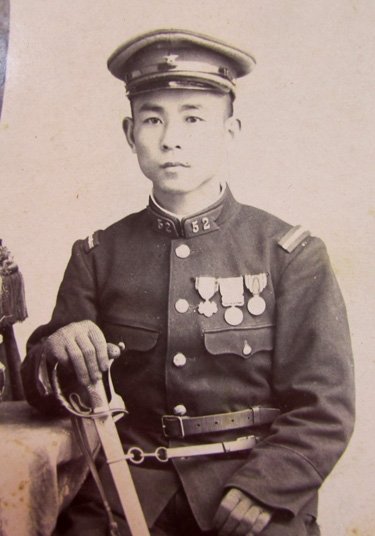  Japanese Early Taisho Era Soldier CDV, Armed, Three Medals — image 3