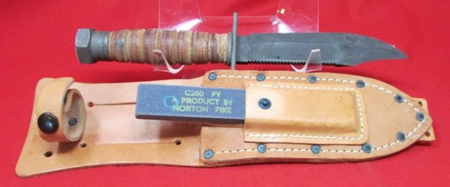  US Vietnam War Era, USAF Pilot's Survival Knife, Camillus Cutlery  1967, Unissued — image 3