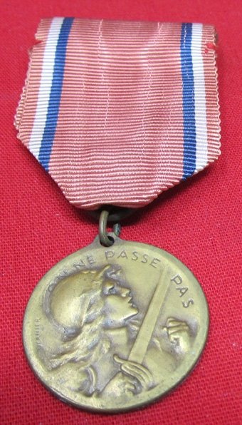  French WWI Verdun Medal and Ribbon — image 2