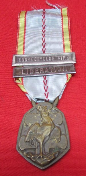  French WWII, 1939-1945 Commemorative War Medal, 2 Clasps — image 2
