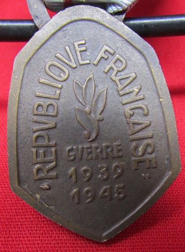  French WWII, 1939-1945 Commemorative War Medal, 2 Clasps — image 5