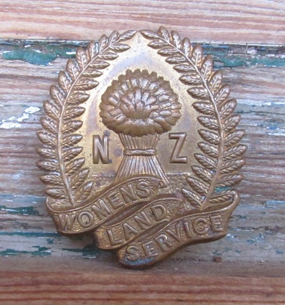  New Zealand WWII, Women's Land Service Badge — image 2