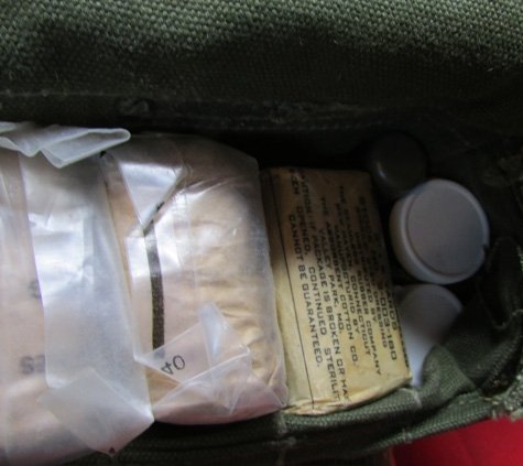  US WWII Jungle 1st Aid Kit, Vietnam War Repack — image 4
