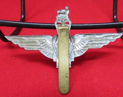 British Post WWII, Airborne Beret Badge — image 3