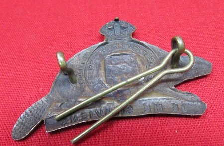  Canadian WWI-WWII Cap Badge, Regiment French Canadian — image 3