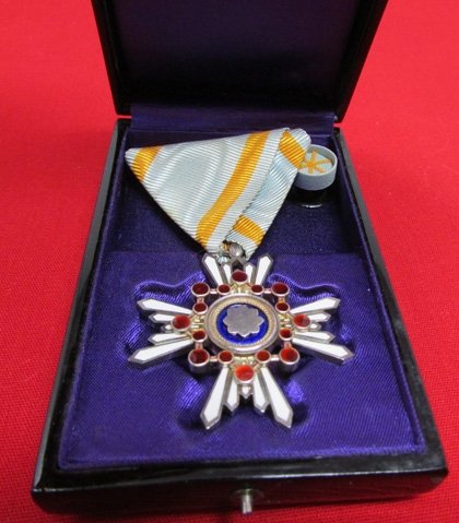  Japanese WWII, Order of the Sacred Treasure, 6th Class, Cased — image 3