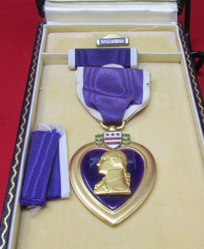  US WWII Slot Brooch Purple Heart, Cased, Complete — image 3